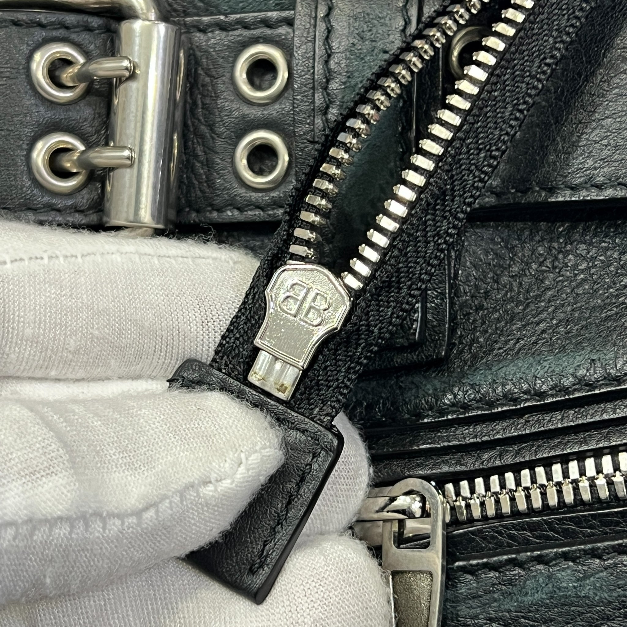 BALENCIAGA 2022 Fall Demna Gvasalia Calfskin Leather Emo Bucket Bag XS Black